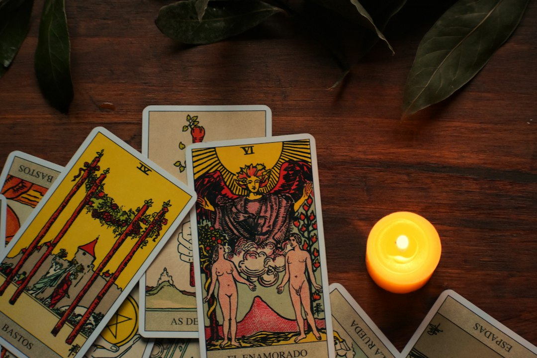 Cartas de tarot y vela para el Curso de Tarot Oracular de ILADES
